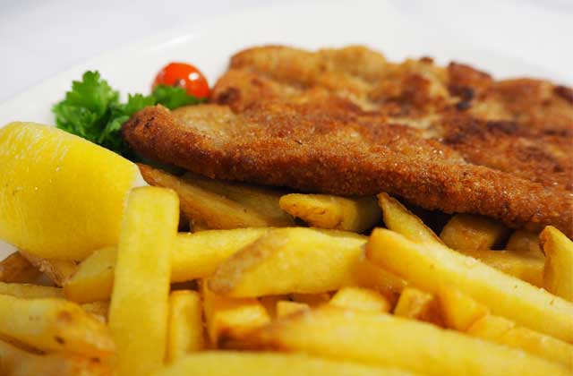 Goldener-Hahn-Schnitzel-Pommes
