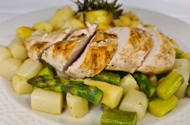 Goldener-Hahn-Spargeln-mit-Poulet